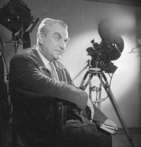 Кинорежиссер Григорий Александров в павильоне, 1950-е. Видео «Любовь Орлова. Штрихи, штрихи…» с этой фотографией.