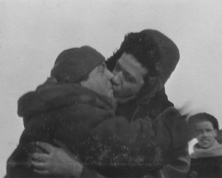Дружеское приветствие, январь - февраль 1938, Северный полюс. Слева – Иван Папанин.Выставка «Самые нежные, страстные и искренние поцелуи» с этой фотографией.
