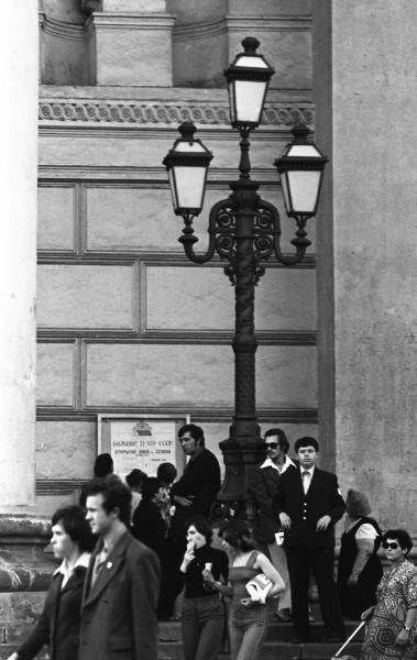 У Большого театра, сентябрь 1977, г. Москва
