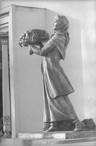 ВСХВ. Узбекский павильон (скульптура девушки с блюдом), 1939 год, г. Москва