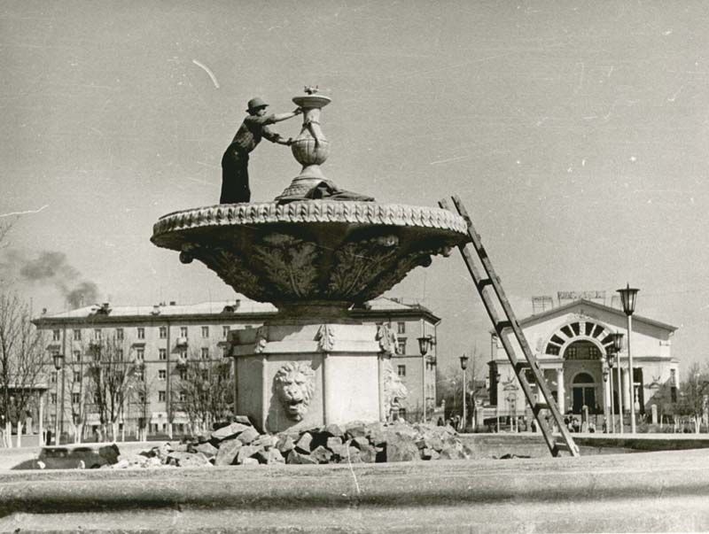 Установка чаши фонтана в парке им. Ленинского комсомола. Работает А. В. Жигалов – лепщик-модельщик, 1961 год, г. Череповец. Выставка «СССР в 1961 году» с этой фотографией.