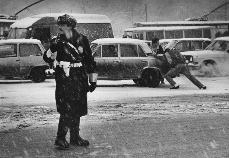 Сотрудник ГАИ, февраль 1994, г. Москва. Выставки&nbsp;«На посту», «Жизнь в дороге», «Роскошь и средство передвижения» и «А снег идет, а снег идет, и все вокруг чего-то ждет…» с этой фотографией.