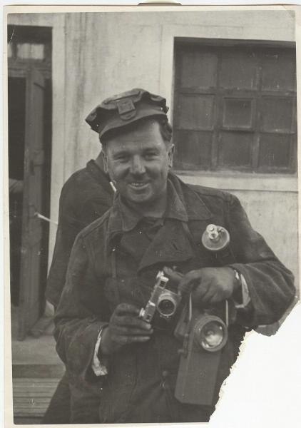 Фотокорреспондент Анатолий Григорьев с фотоаппаратом, 1941 - 1945