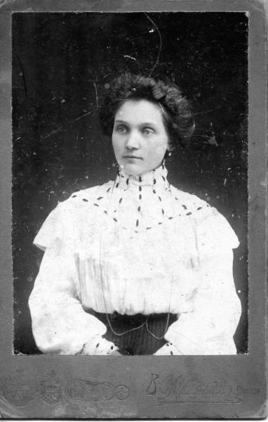 Портрет женщины в белой блузке и темной юбке, 1910-е, г. Москва