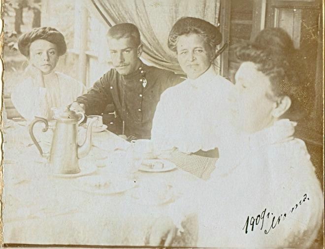 За столом, 1909 год