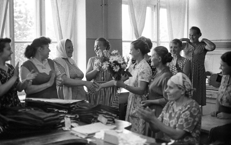 Поздравление с днем рождения, 1964 год, Молдавская ССР, г. Тирасполь. Швейная фабрика «40 лет ВЛКСМ».