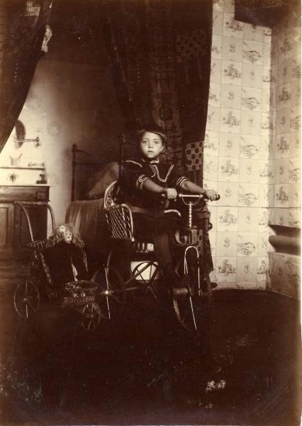 Мальчик на велосипеде, 1900-е. Выставка «Дореволюционная Россия: дети и их игрушки» с этой фотографией.&nbsp;