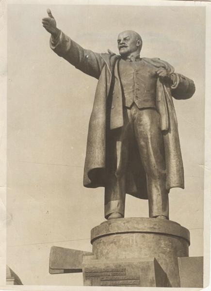 Памятник Владимиру Ленину, 1930-е, г. Ленинград. Архитектор Владимир Щуко.