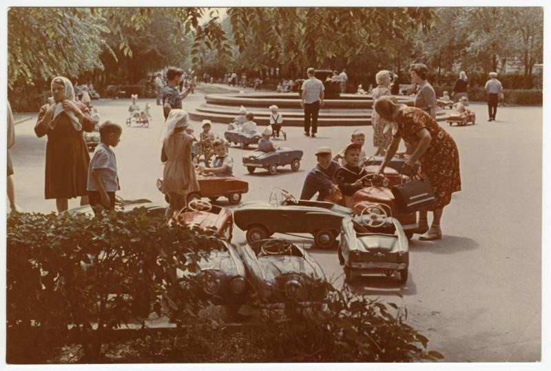 В парке, 1960-е, г. Волгоград. Выставки «Парк собирает друзей» и «10 лучших: дети за рулем» с этой фотографией.