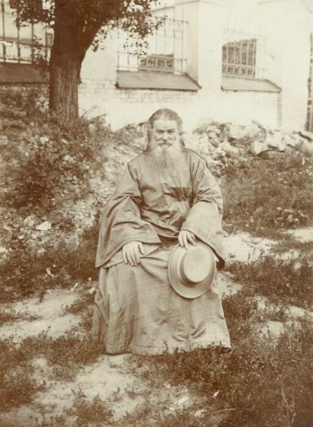 Портрет священника у стен монастыря, 1910 год