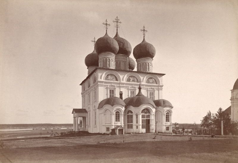 Успенский собор Трифонова монастыря в Вятке, 1900-е, Вятская губ., г. Вятка. В 1689 году на месте деревянного храма был воздвигнут каменный Успенский собор. Город Вятка переименован в Киров в 1934 году.