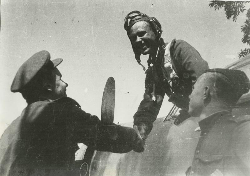 «Еще один фашист сбит над украинской землей», 1943 год, Украинская ССР