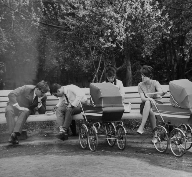 «У нас сегодня выходной», 1960-е, г. Куйбышев. Сейчас город Самара.Выставка «Будни эпохи застоя» с этой фотографией.