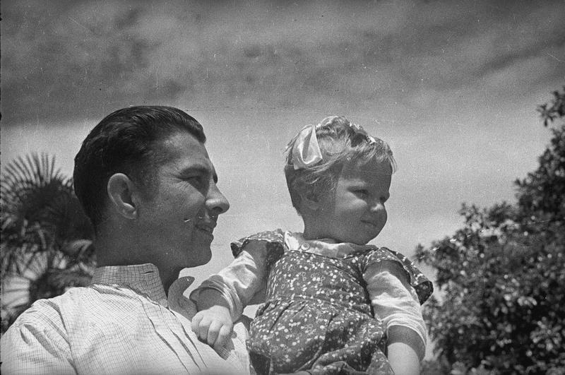 Мужчина с ребенком на руках, 1930-е, Кавказ
