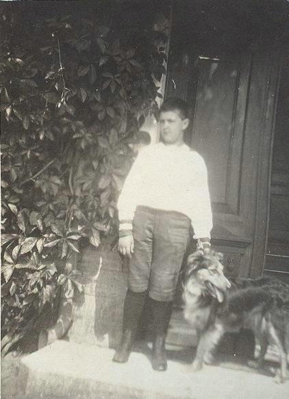 Портрет мальчика в матроске с собакой, 1900-е