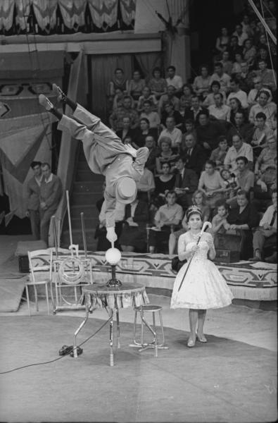 Выступление эквилибриста, 1950-е, г. Москва