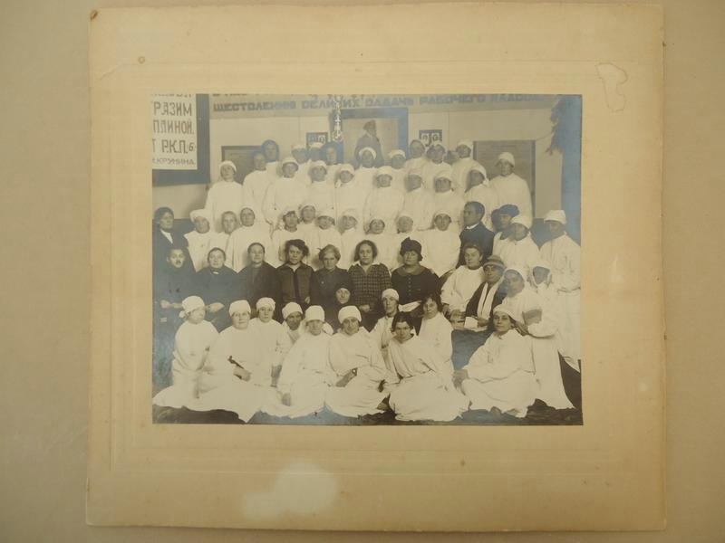 Групповой снимок первого выпуска вечерних курсов по переподготовке сестер охраны материнства и младенчества, 1920-е
