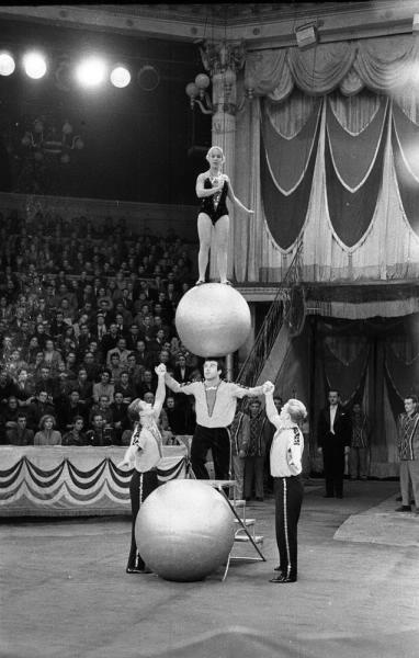 Цирк. Акробаты на шарах под руководством Бориса Газаряна, 1959 год, г. Москва