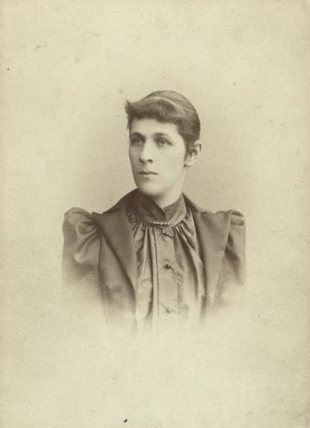 Женский портрет, 1890-е, г. Санкт-Петербург. Альбуминовая печать.