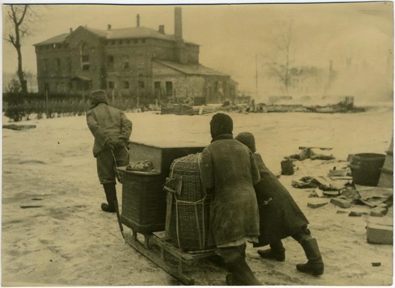 Жители Гатчины возвращаются в родной город, 26 января 1944, Ленинградская обл., г. Гатчина