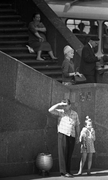 На лестнице. «За день находились...», 1960-е, г. Ленинград