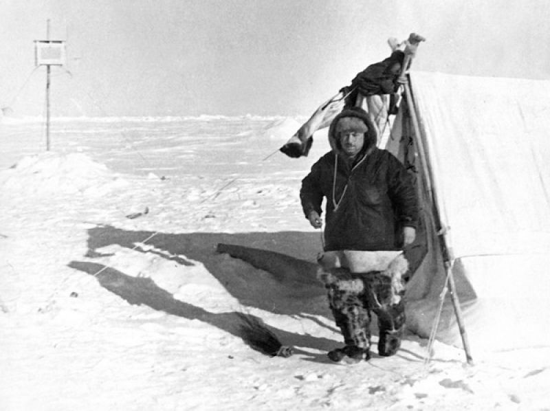 Иван Папанин у первой жилой палатки на станции «Северный Полюс-1», 1937 год