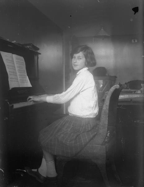 Берта Раутенштейн (дочь И. И. Раутенштейна) за пианино, 1930 - 1935, г. Москва. Из архива семьи Раутенштейнов.