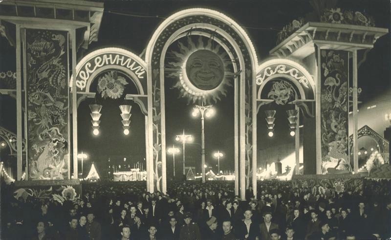 Первомайский базар на Пушкинской площади, 1 мая 1947, г. Москва. Видеовыставка «Евгений Умнов» с этой фотографией.
