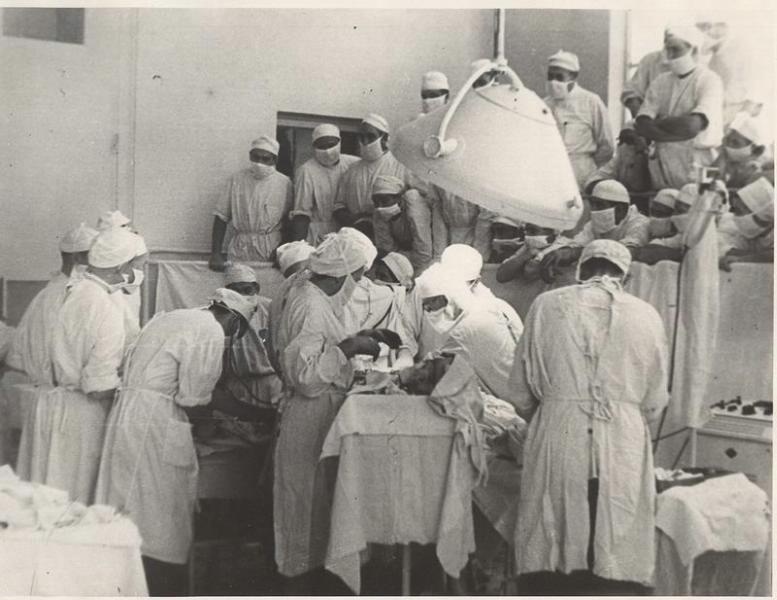 В операционной, 1940-е