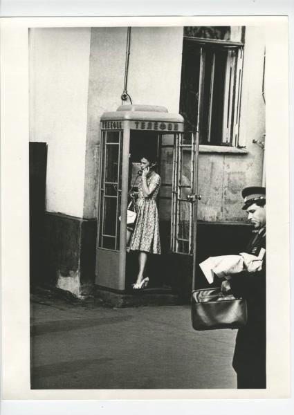 Из серии «Арбатская площадь», 1958 год. Выставка «Алло, кто говорит?»  с этой фотографией.&nbsp;