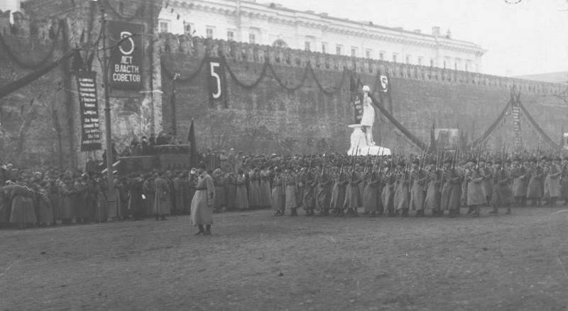Парад частей Красной Армии на Красной площади в Москве, 7 ноября 1922, г. Москва. Выставка «Главный день в жизни мертвого государства» с этой фотографией.