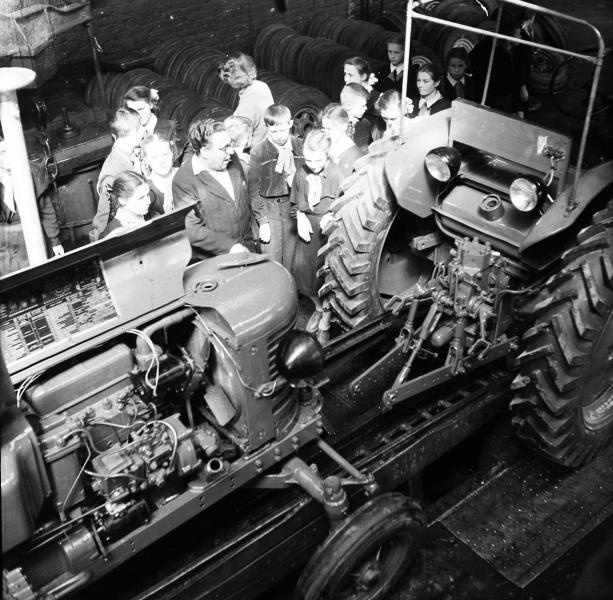 Конвейер тракторного завода, 1953 - 1955, г. Владимир. Школьники на экскурсии на тракторном заводе.