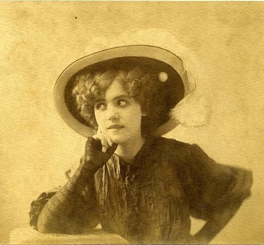 Портрет женщины в соломенной шляпе с пером, 1910-е. Выставка «Приди… Чаруй… Люби…» с этой фотографией.