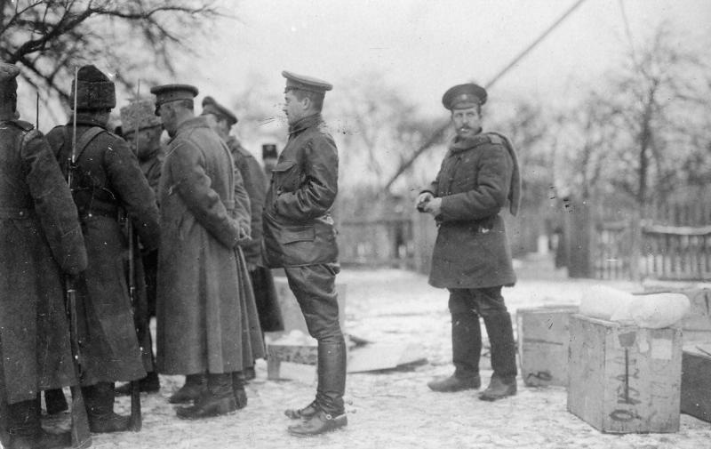 Рядом с солдатами, 1915 год