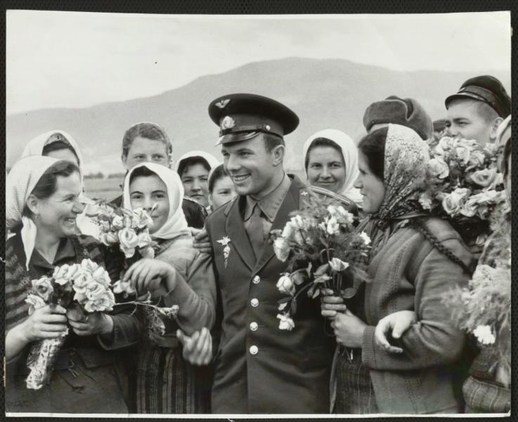Юрий Гагарин среди кооператоров села Варвара, 23 мая 1961, Народная Республика Болгария, с. Варвара