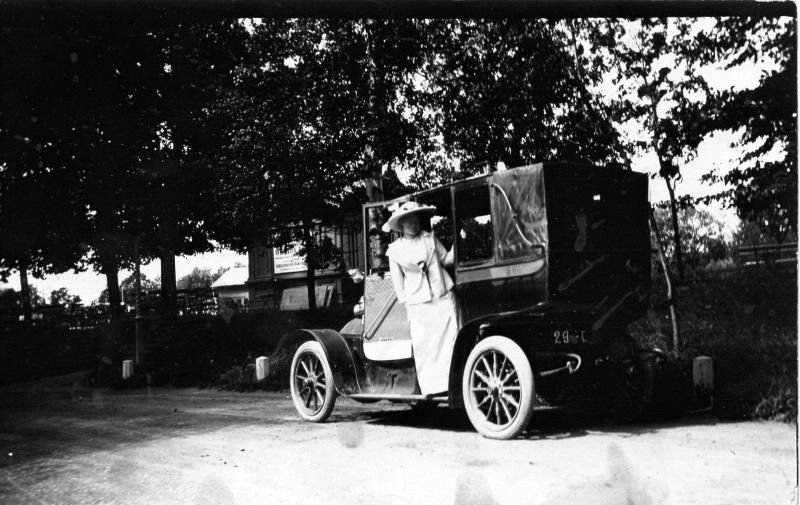 Дама на подножке автомобиля, 1912 - 1919. Выставка «Лица ушедшей эпохи» с этой фотографией.&nbsp;