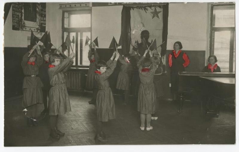 Занятия в школе, 1935 год. Выставки «Заигравшие новыми красками»,&nbsp;«В школу!» и «В красной фуражке» с этой фотографией.