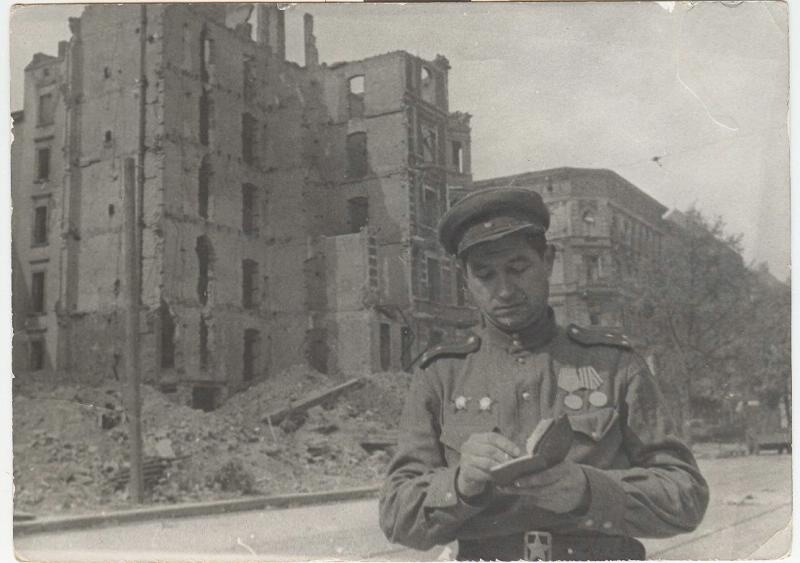 Владимир Гребнев в разрушенном Берлине, 30 апреля 1945, Германия, г. Берлин