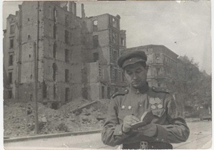 Владимир Гребнев в разрушенном Берлине, 30 апреля 1945, Германия, г. Берлин