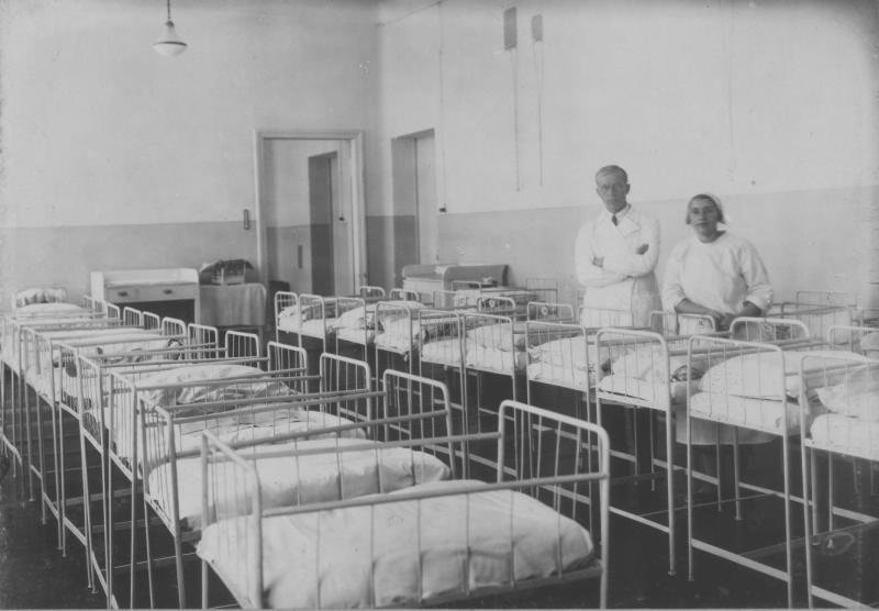 Детская комната в роддоме, 1930-е. Видео «Неизведанные края Отто Шмидта» с этой фотографией.