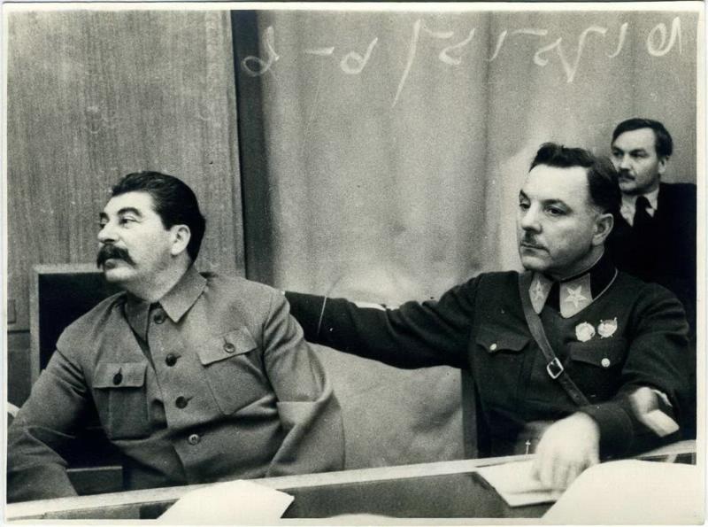 Иосиф Сталин и Климент Ворошилов на совещании, 1930-е