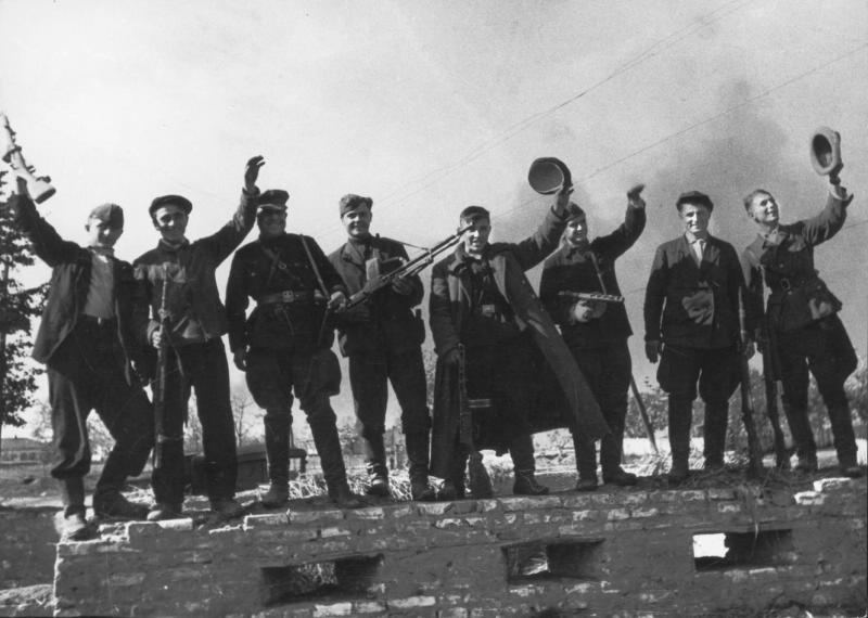 Партизаны Украины захватили вражеский дзот. Партизанский отряд «За Родину», июнь - сентябрь 1943, Украинская ССР. Выставка «Партизаны» с этой фотографией.