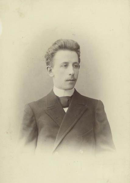 Портрет молодого мужчины, 1891 - 1898, г. Москва. Альбуминовая печать.