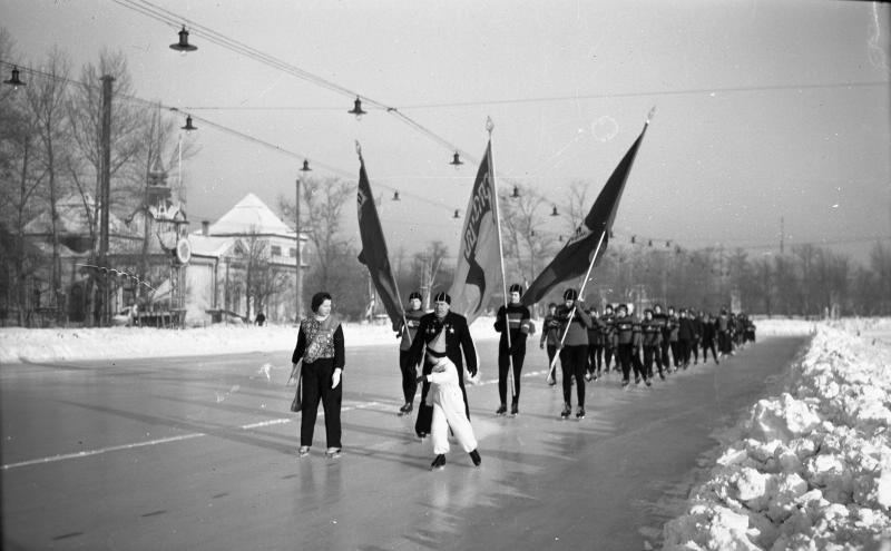 Парад конькобежцев на стадионе, 1949 год. Выставка «СССР в 1949 году» с этой фотографией.