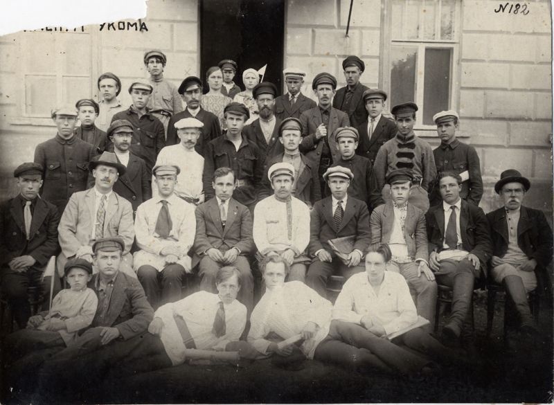 Тихвинского уездного исполнительного комитета. Фото 1924 года. Тайсойган Уездный волостной комитет. Уездный комитет. Тихвинского уездного исполнительного комитета. Фото 1924 года. Тайсойган Уездный волостной комитет.