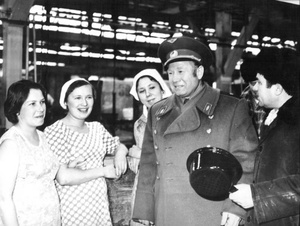 Алексей Леонов в цехе эмалированной посуды ЧМЗ, 4 декабря 1979, г. Череповец. Видео&nbsp;«Алексей Леонов. "Прогулка по Вселенной"» и выставка «СССР в 1979 году» с этой фотографией.