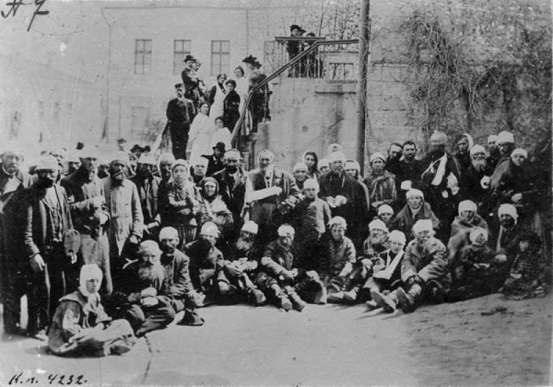 Раненые возле еврейской больницы, август 1905, Азербайджан