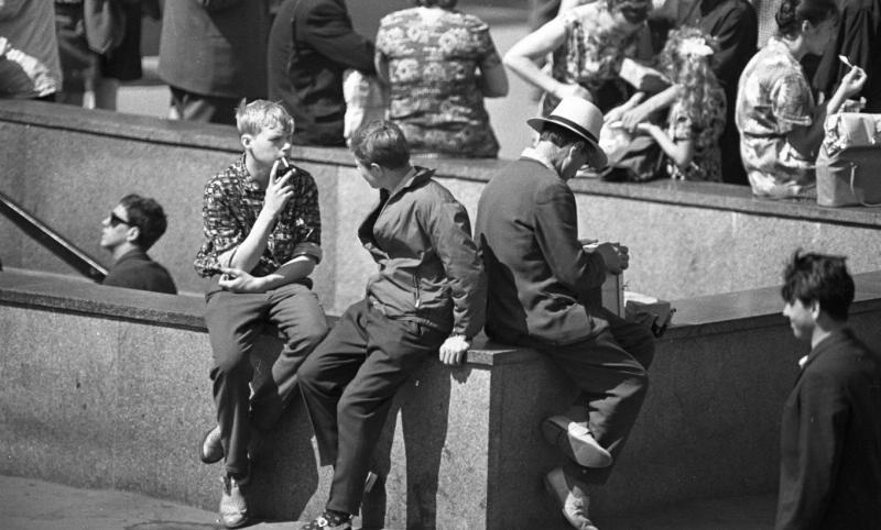 У парапета подземного перехода, 1965 год, г. Ленинград