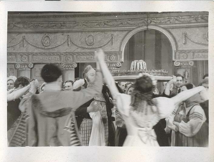 Сцена из оперы «Евгений Онегин» в Большом театре, 1948 - 1952, г. Москва. Акт II, картина 4-я «Бал в доме Лариных». 