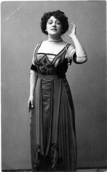 Портрет дамы в вечернем платье, 1910-е. Выставки:&nbsp;«10 модных фотографий: 1910-е»,&nbsp;«Мода ХХ века в 100 фотографиях», «Женщина Прекрасной эпохи»&nbsp;с этим снимком.